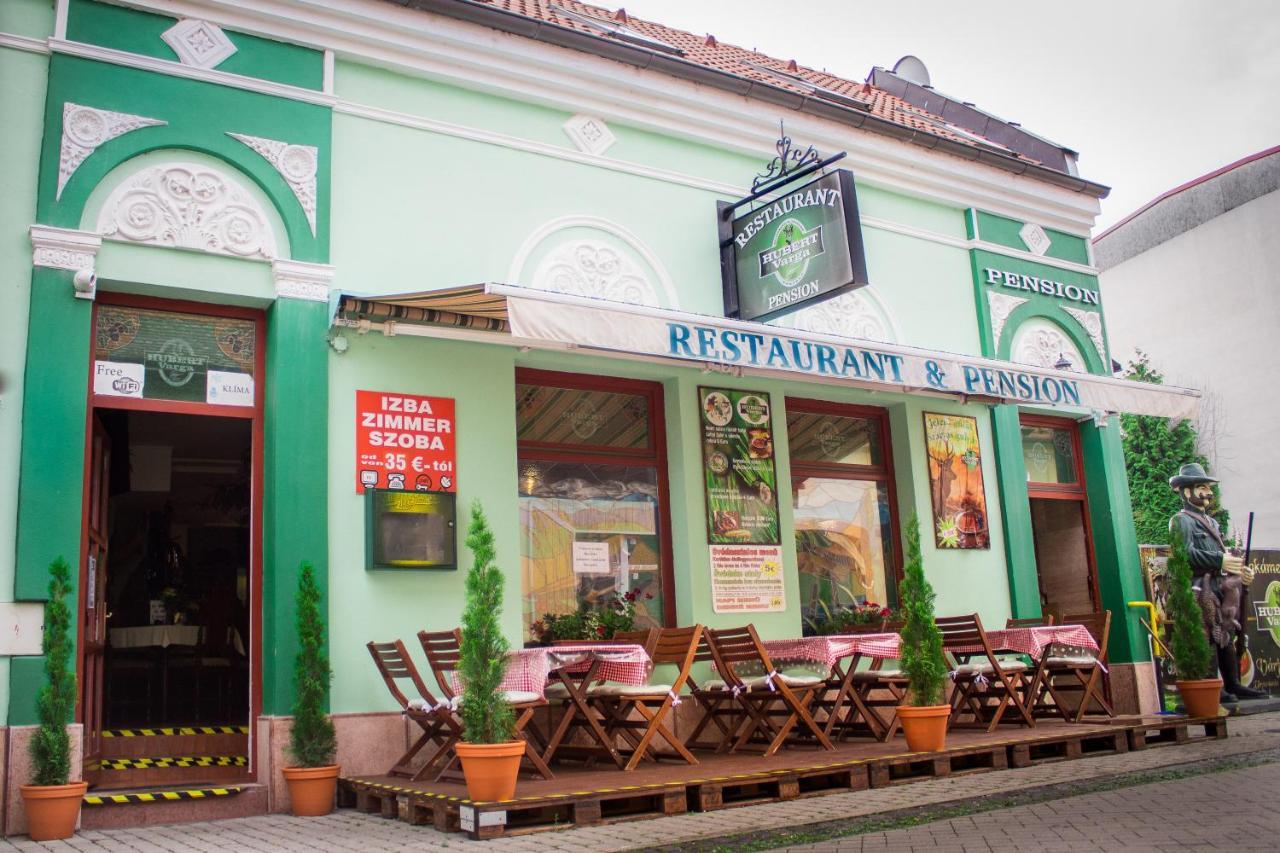 科马尔诺 休伯特瓦尔加旅馆酒店 外观 照片